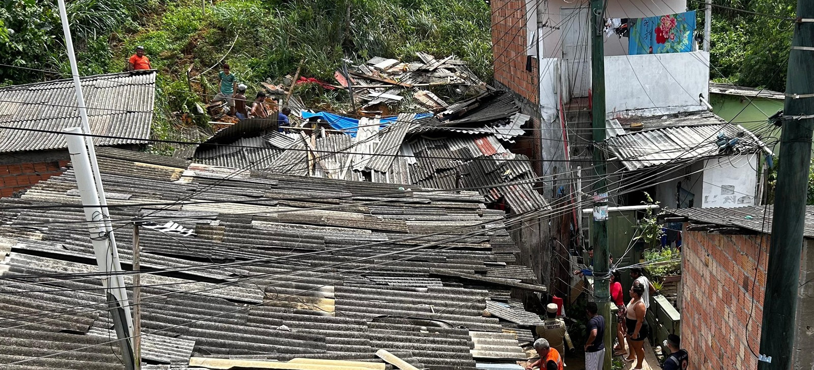 Família é soterrada após desbarrancamento em Manaus
