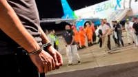Ministro ordena retirada de algemas de deportados após chegada ao País