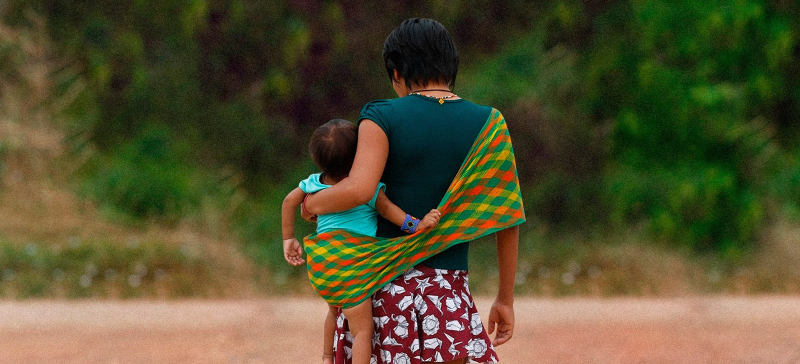 Mulher indígena caminha com criança no colo (Fernando Frazão/Agência Brasil)