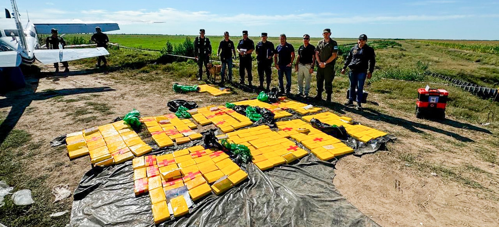 Piloto brasileiro e ex-miss Bolívia são presos com 359 kg de cocaína