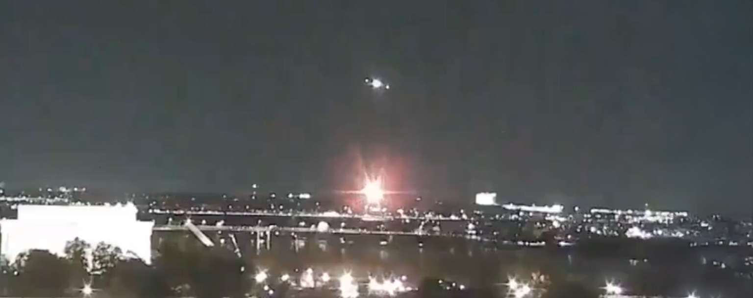 Avião e helicóptero colidem nos EUA; mortos já passam de 28