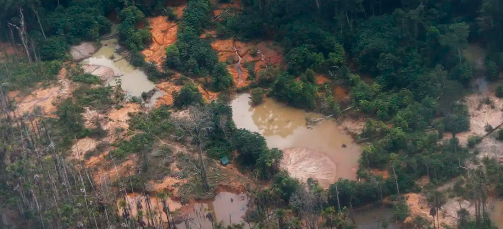 MPF aciona Justiça contra dono de dragas para garimpo no Rio Amazonas