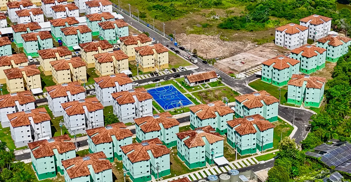 Moradores reclamam de alagamentos em residencial entregue por Lula
