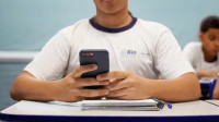 Petição contra proibição de celular em escolas mobiliza 1,5 milhão de assinaturas