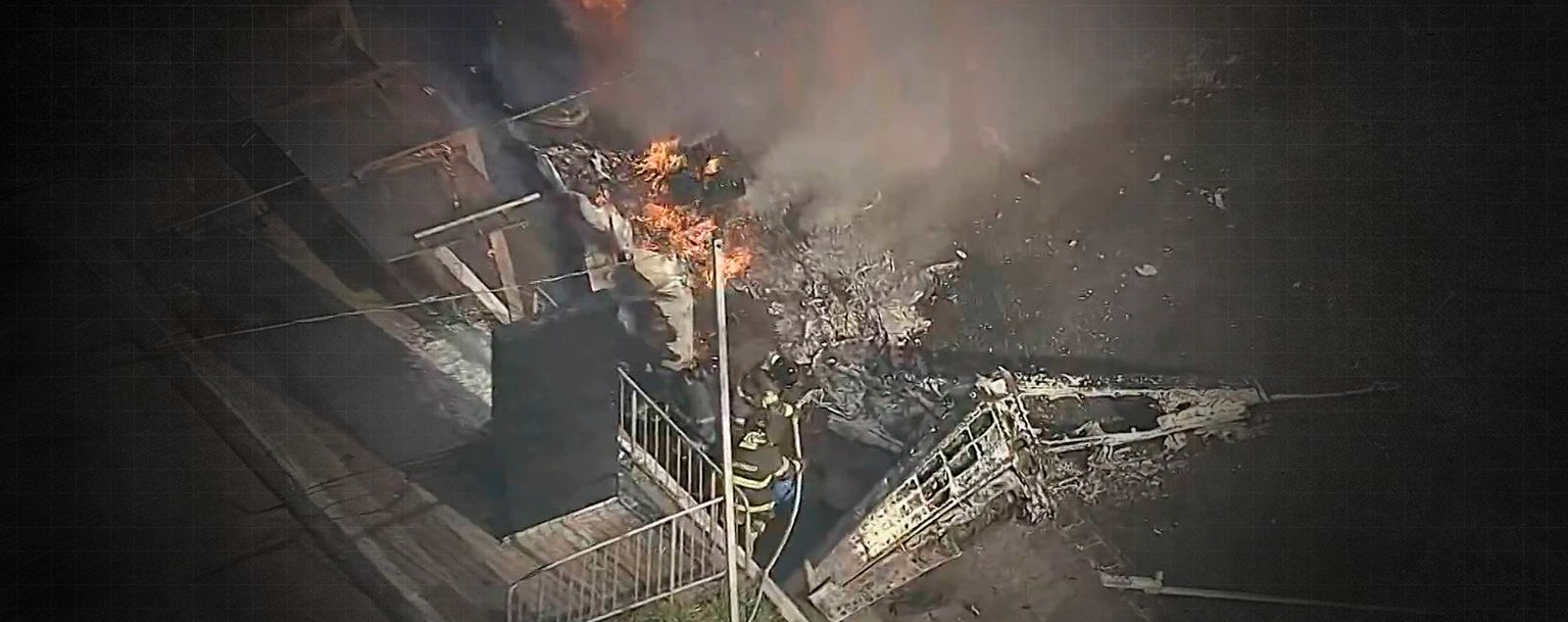 Avião de pequeno porte cai e atinge ônibus em SP; dois morreram