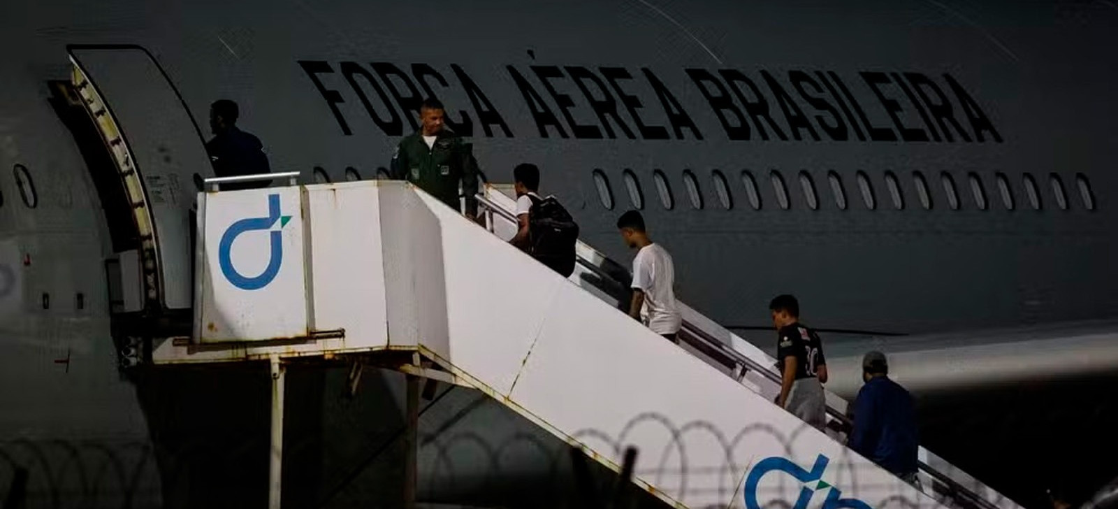 Segundo avião com deportados dos EUA chegou a Fortaleza nesta sexta-feira, 8 (Foto: Reprodução/Twitter)