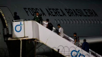 Segundo avião com 111 brasileiros deportados dos EUA chega ao Brasil