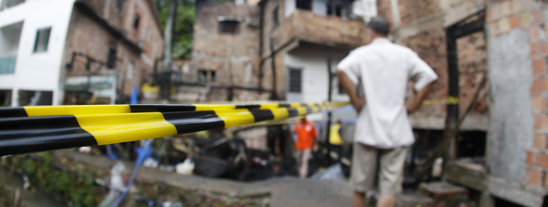 Incêndio que matou mãe e filho em Manaus pode ter sido criminoso, diz Corpo de Bombeiros