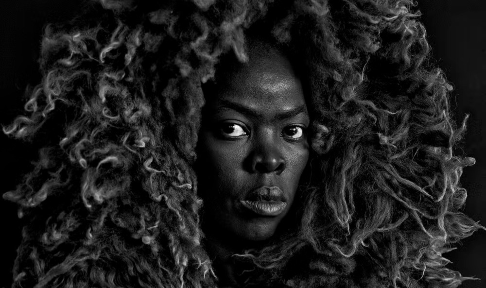 Mostra traz mais de 100 obras da artista sul-africana (Zanele Muholi/Divulgação)