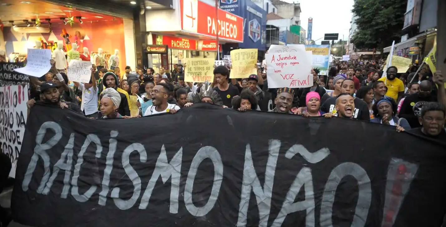Ativistas protestam contra racismo e violência policial