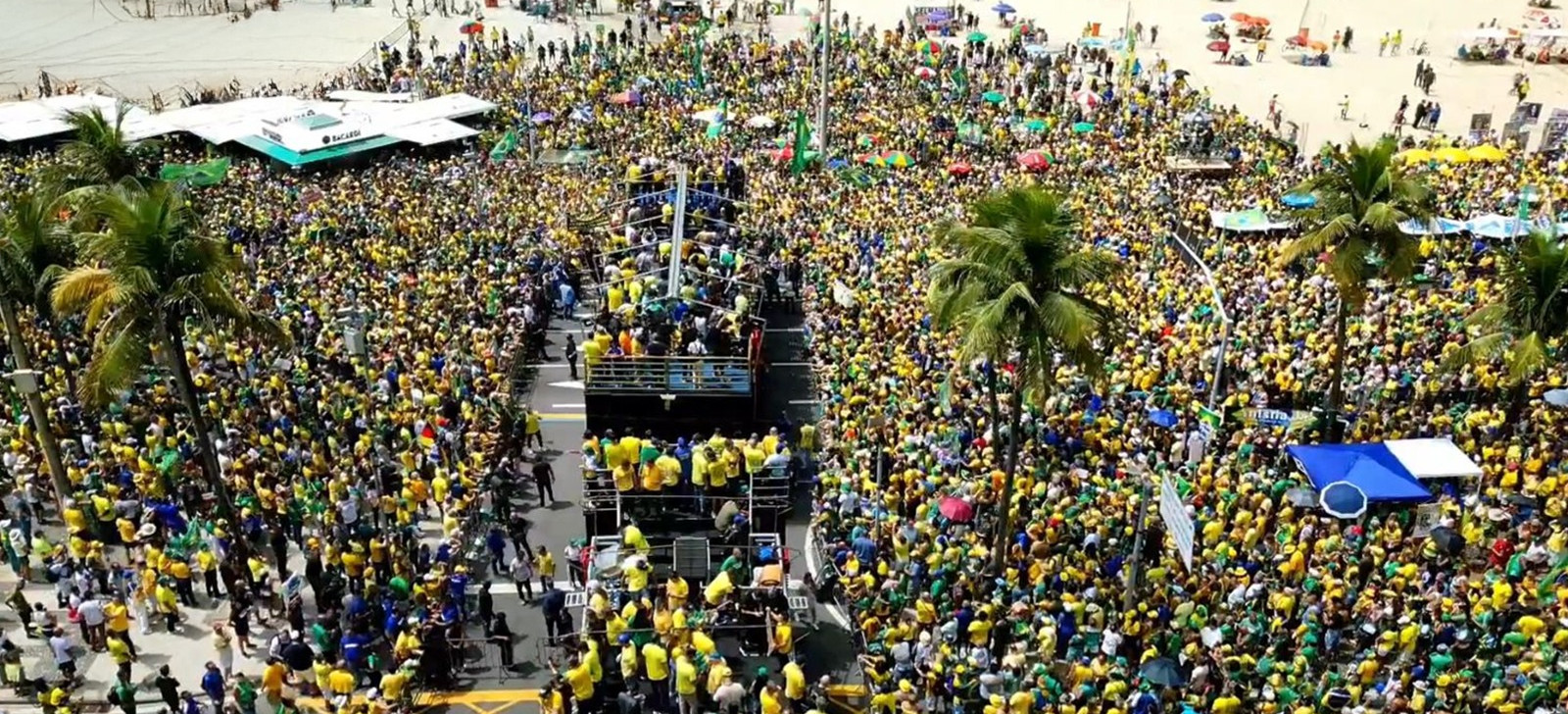 Sob pressão, Bolsonaro reúne 18,3 mil pessoas em ato esvaziado no RJ