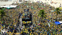 Sob pressão, Bolsonaro reúne 18,3 mil pessoas em ato esvaziado no RJ