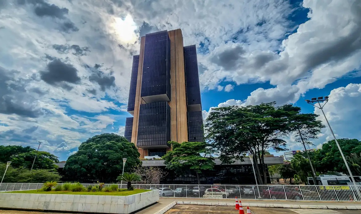 Copom deve elevar taxa Selic em um ponto nesta quarta