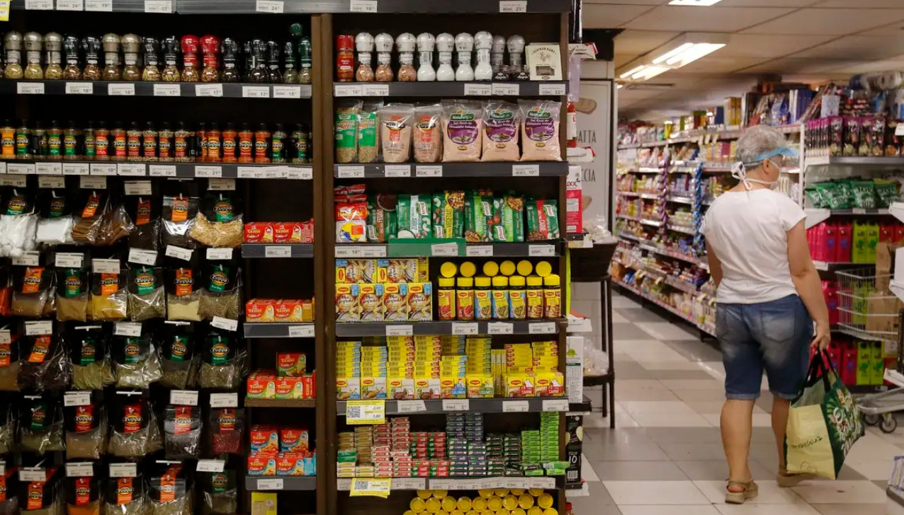 Consumo de brasileiros cai 4,25% em fevereiro, diz Abras