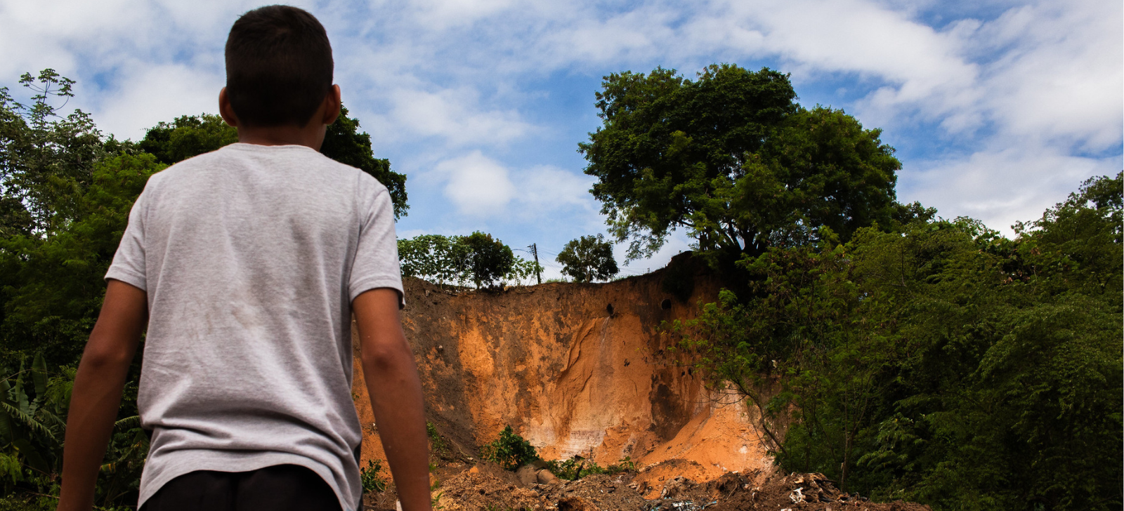 Vazamento de água causou deslizamento em Manaus, dizem moradores