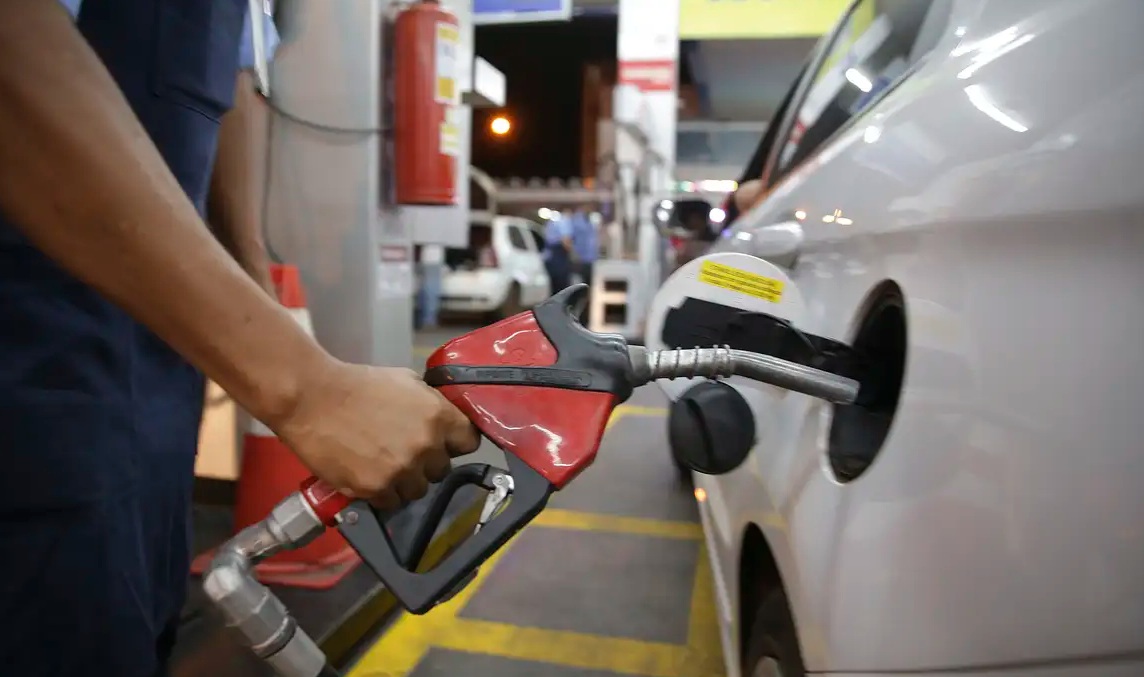 ‘É pouco provável’, diz Sindipetro sobre diminuição do preço da gasolina no AM