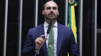 PGR nega pedido de apreensão do passaporte de Eduardo Bolsonaro