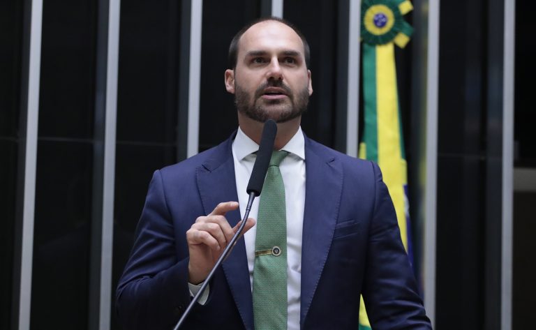 PGR nega pedido de apreensão do passaporte de Eduardo Bolsonaro