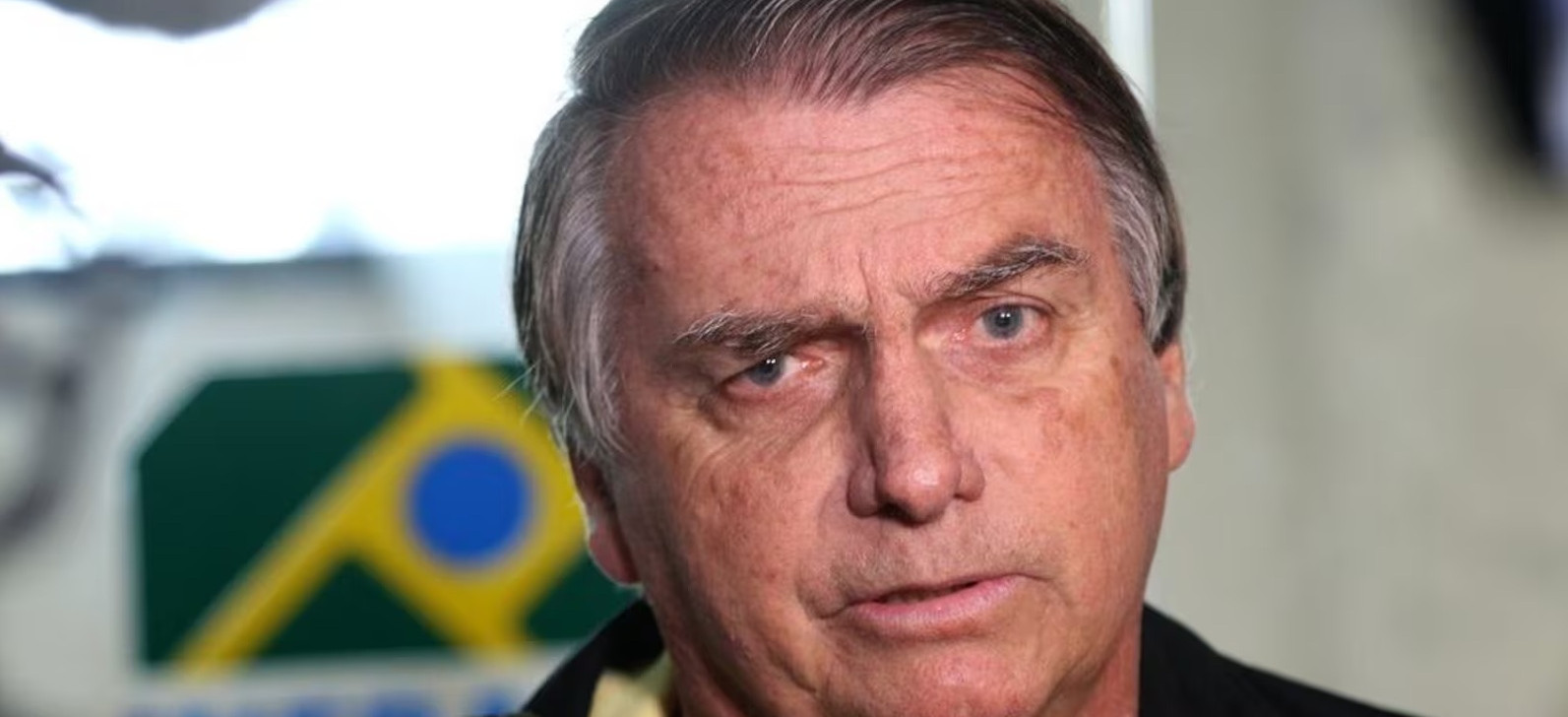 Bolsonaro nega fuga e chama investigação de ‘golpe da Disney’