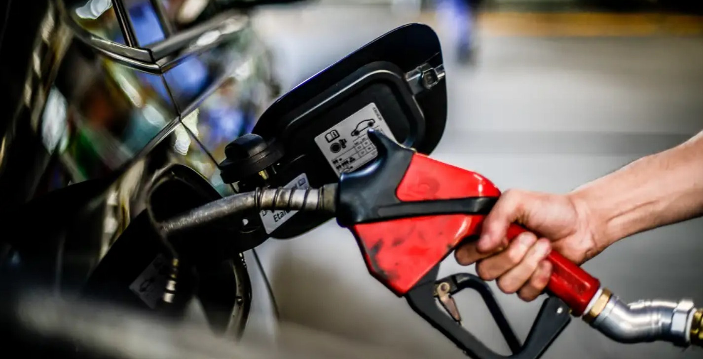 Preço do diesel está R$ 0,40 acima da média e governo planeja cortes