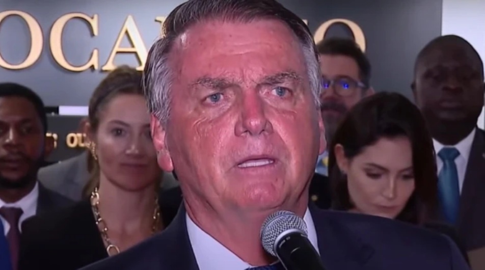Bolsonaro se emociona ao falar que Eduardo ficará nos EUA