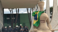 Mulher presa após pichar estátua do STF é julgada por cinco crimes; entenda