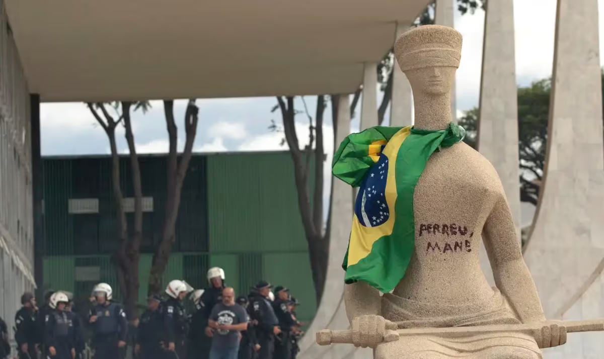Mulher presa após pichar estátua do STF é julgada por cinco crimes; entenda