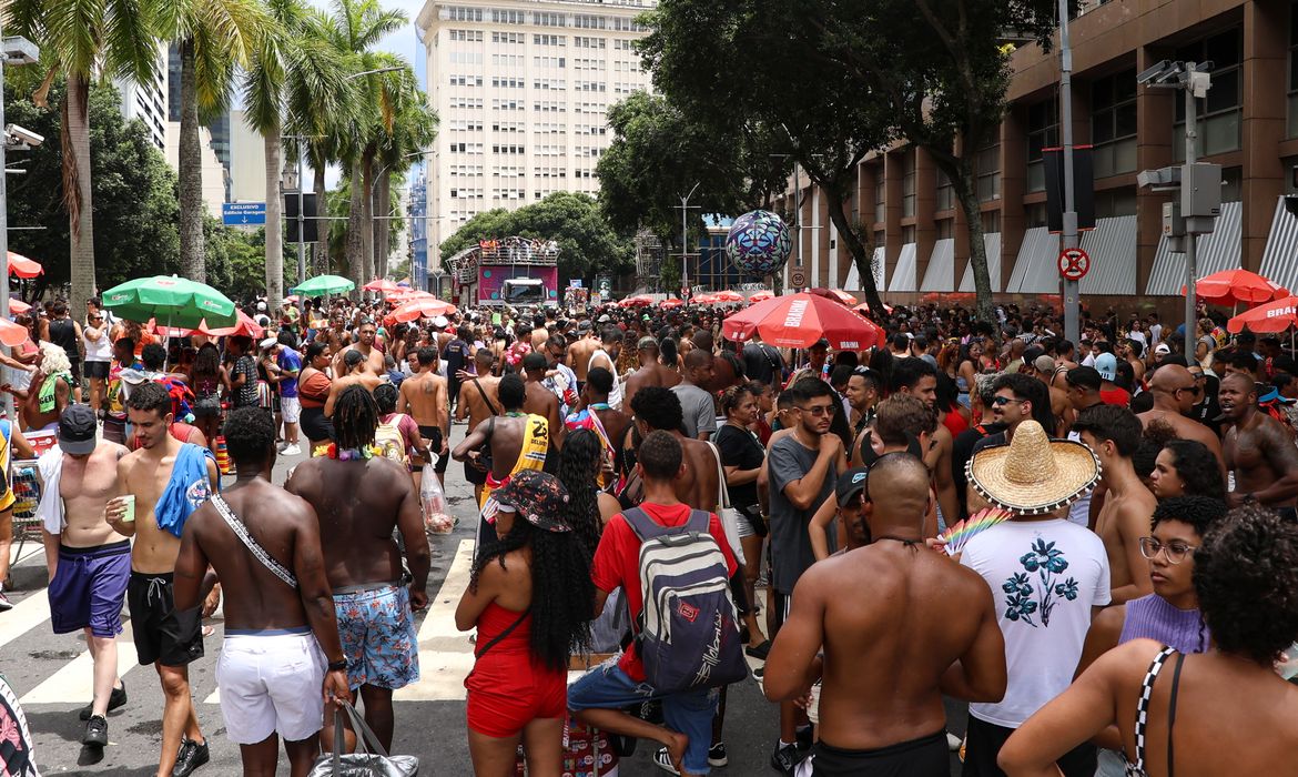 Tosse e dor de garganta são comuns no pós-festa, diz médico
(Tomaz Silva/Agência Brasil)