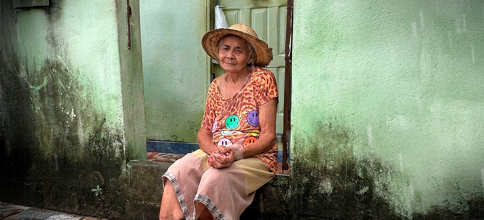 Idosa de 93 anos relata tristeza ao ter casa alagada em Manaus