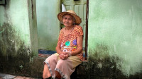 Idosa de 93 anos relata tristeza ao ter casa alagada em Manaus