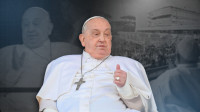 Papa Francisco recebe alta após 37 dias e acena para fiéis