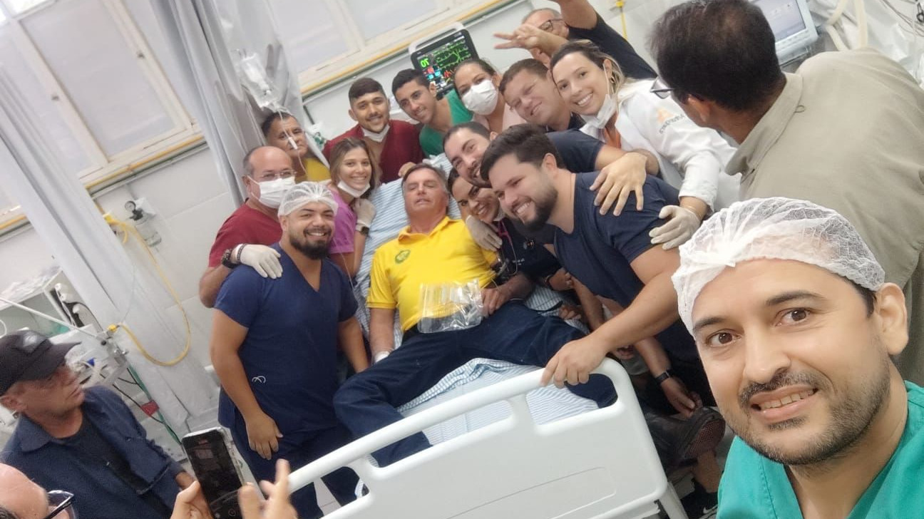 Ida de Bolsonaro a hospital vira ‘ato público’ com vigília, oração e selfie
