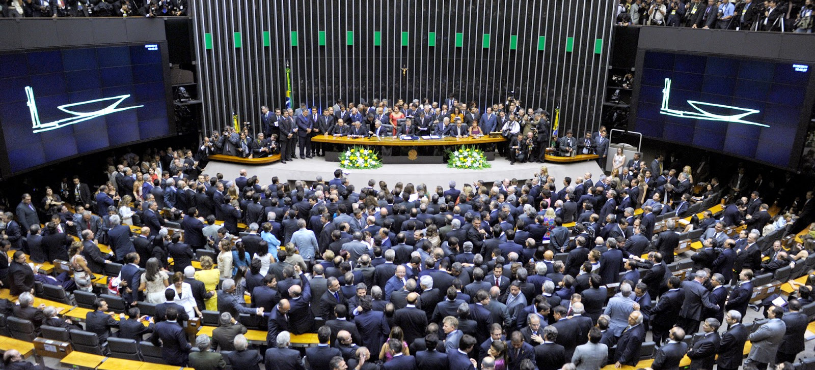 Político que sair do partido sem justa causa poderá perder mandato