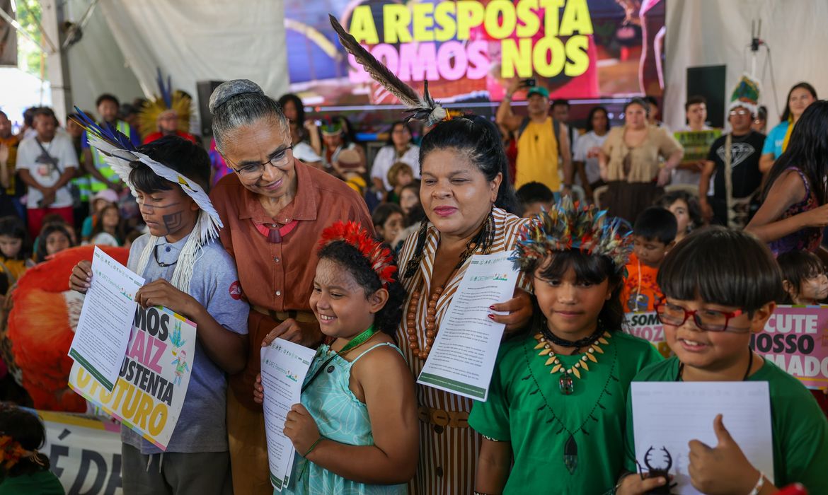 Ministras recebem manifesto pelo meio ambiente de crianças indígenas