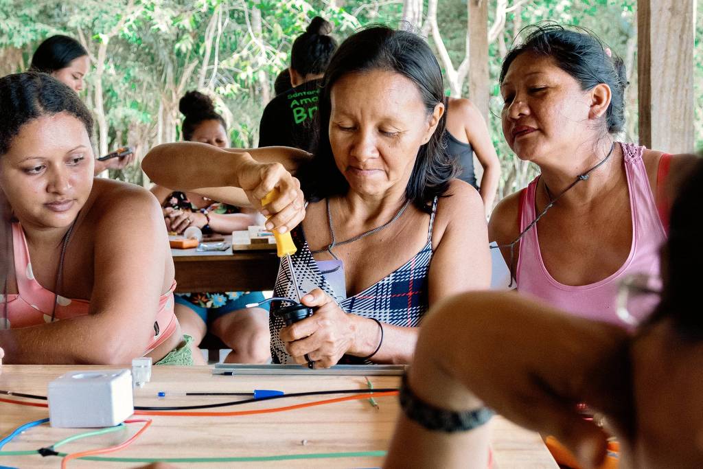 Energia solar chega a povos tradicionais e forma eletricistas