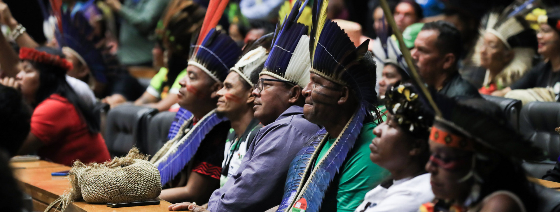 Indígenas lotam a Câmara dos Deputados em sessão especial