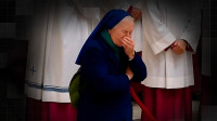 Imagem de freira emocionada no velório do papa viraliza nas redes sociais