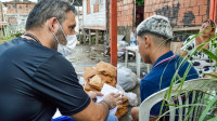 Moradores atingidos pela chuva em Manaus recebem atendimento médico