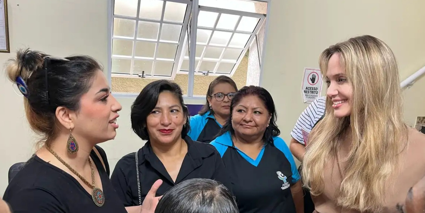 Angelina Jolie visita centro de imigrantes e refugiados em SP