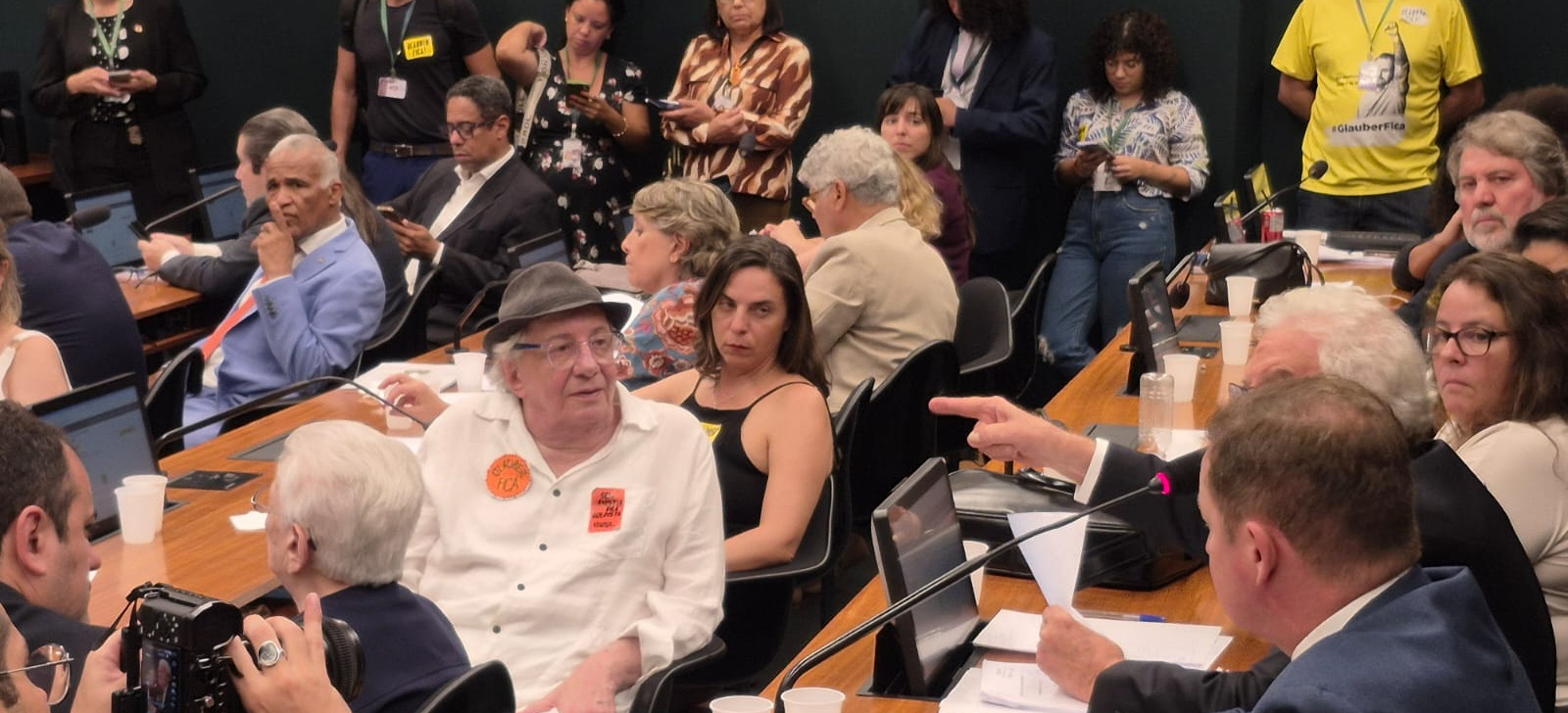 Ator Marco Nanini comparece à votação sobre cassação de Glauber Braga