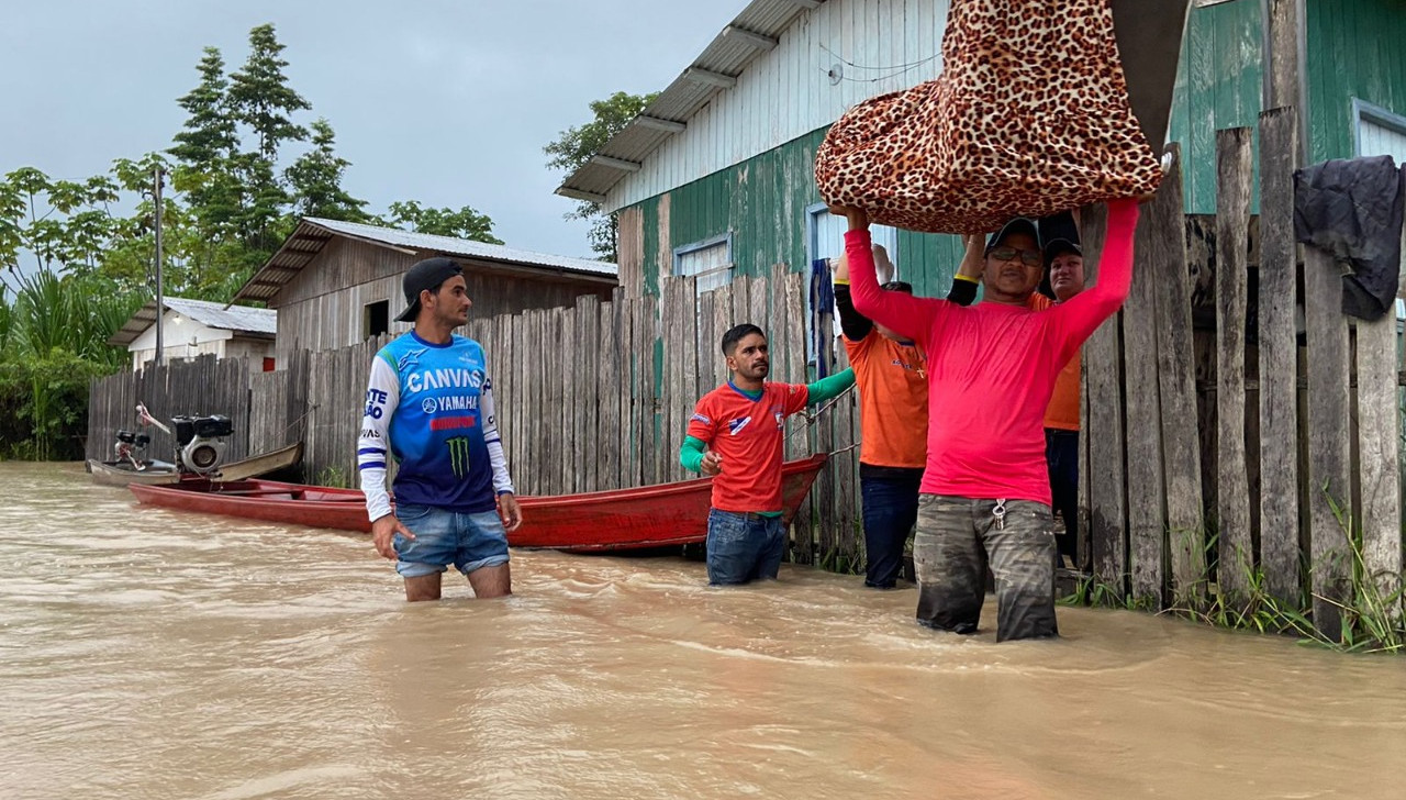 Cheia dos rios afeta mais de 100 mil pessoas no Amazonas
