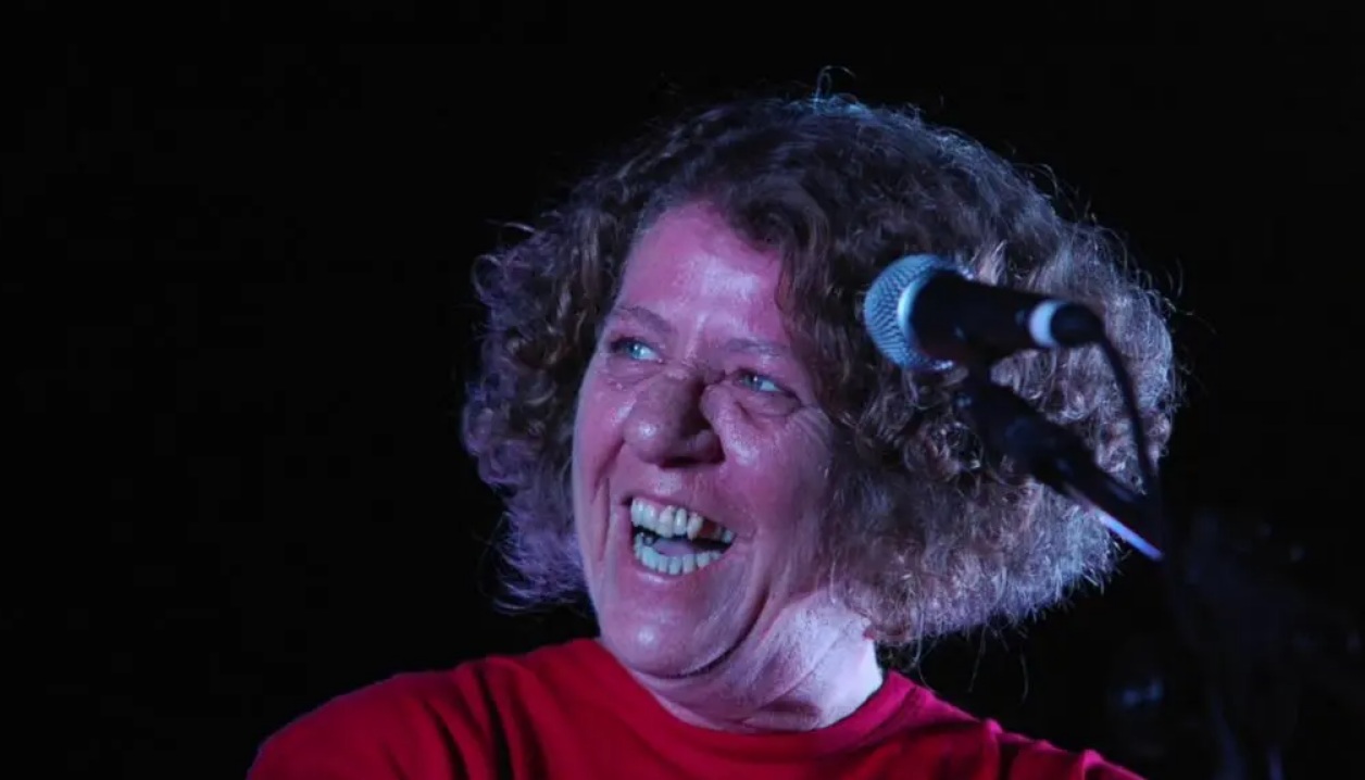 Morre a cantora e compositora Cristina Buarque aos 74 anos