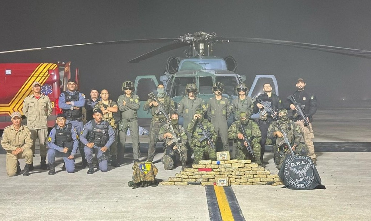 Avião interceptado pela FAB cai e espalha drogas em aldeia indígena