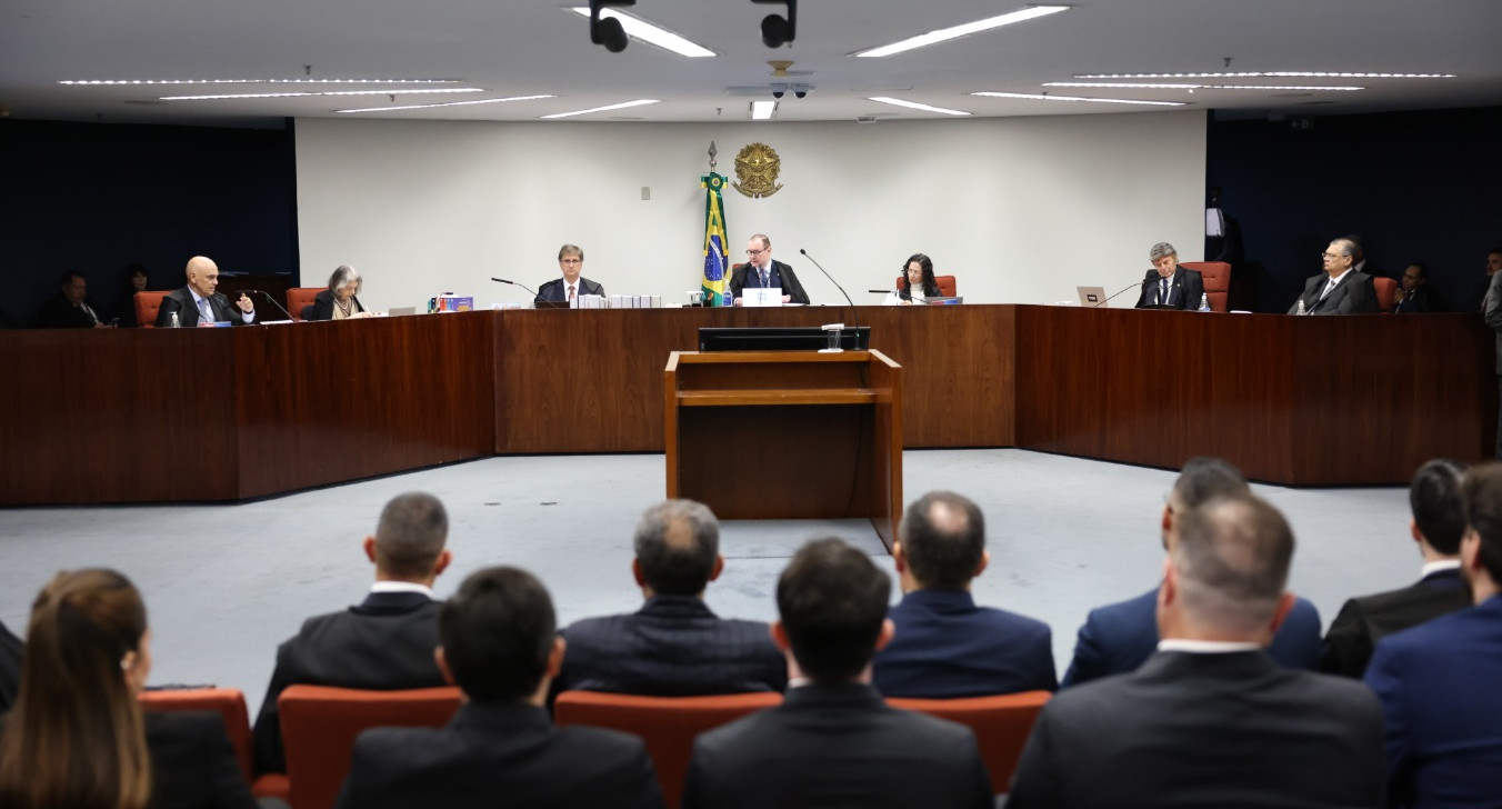 Proibição de contato entre Bolsonaro e outros sete réus é revogado por Moraes