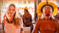 Cacique Raoni recebe atriz Angelina Jolie em terra indígena no Mato Grosso