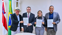 Presidente da Aleam assina acordo para revisar lei em Borba