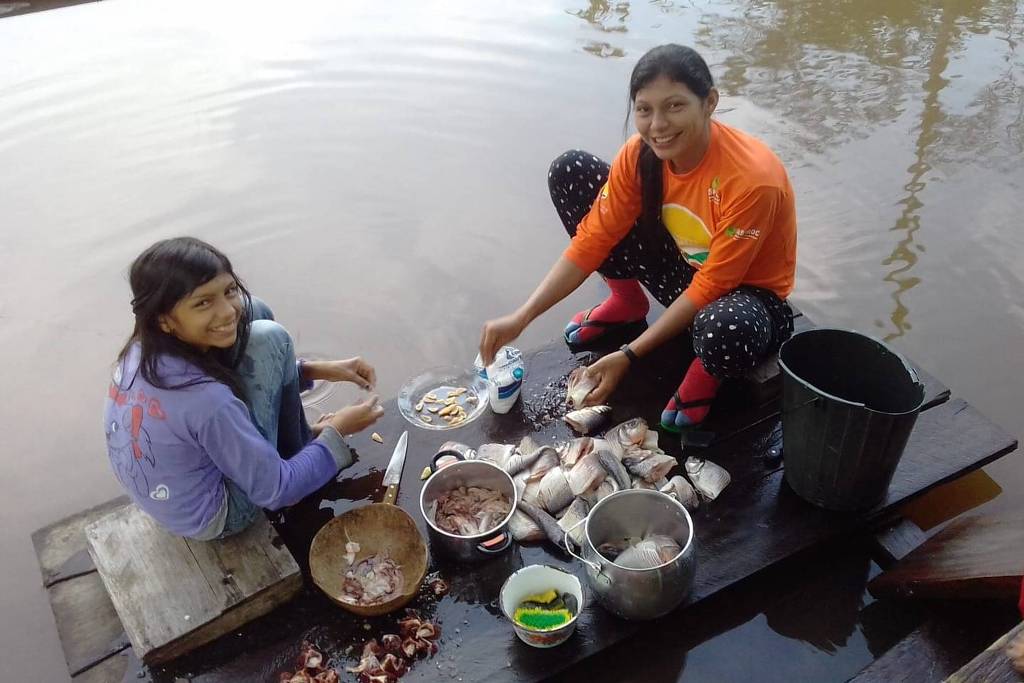 Na Amazônia, mães enfrentam dilema entre escola e extrativismo