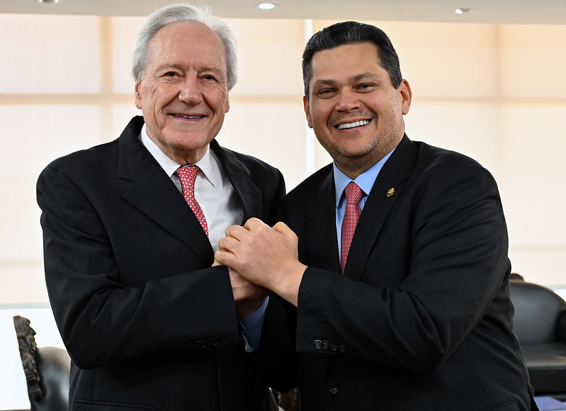 Ministro da Justiça entrega ‘Ordem do Mérito’ ao presidente do Senado