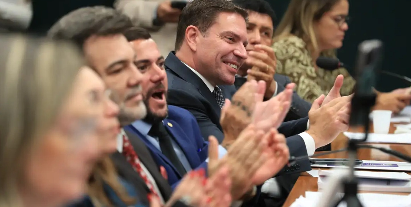 Parlamentares celebram derrubada de ação penal contra Ramagem