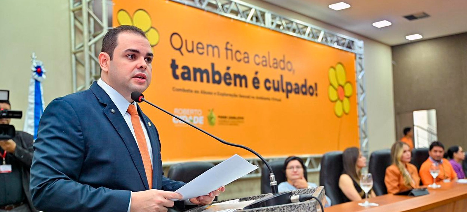 Presidente da Aleam alerta estudantes sobre crimes sexuais na internet